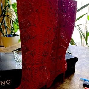 These fire INC snake print red boots sz 7